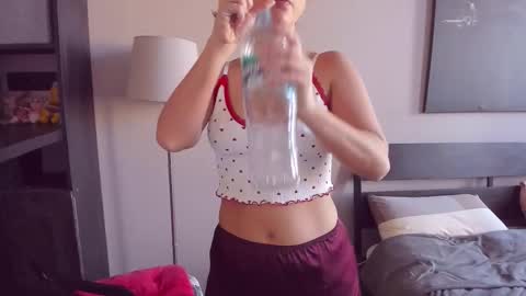 Snapshot of softt_kitty chatting on October 17, 9:56 am Emily online show from October 17, 9:56 am