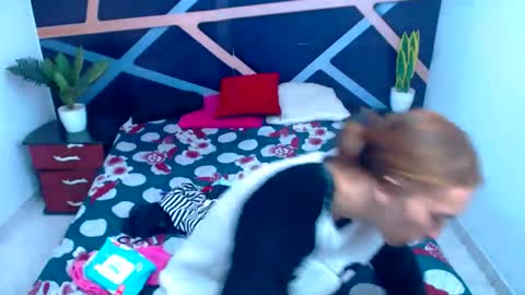 Snapshot of sofyswee chatting on September 18, 1:24 pm sofyswee online show from September 18, 1:24 pm