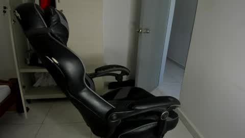 Snapshot of sola_enzo chatting on May 19, 6:36 pm sola_enzo online show from May 19, 6:36 pm