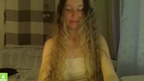 Snapshot of song_to_the_siren chatting on December 6, 10:49 am Mary online show from December 6, 10:49 am