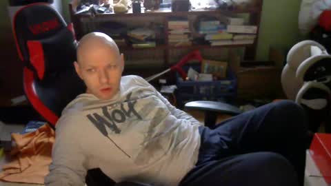 Snapshot of songoku81 chatting on December 11, 10:03 am Tom online show from December 11, 10:03 am