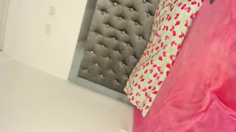 sophia_horny19 online show from October 7, 8:22 am