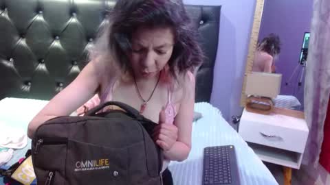 Snapshot of sophia_ny chatting on January 2, 7:29 pm SOPHIA online show from January 2, 7:29 pm