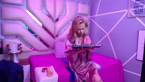 Snapshot of sophia_ny chatting on February 17, 11:09 pm SOPHIA online show from February 17, 11:09 pm