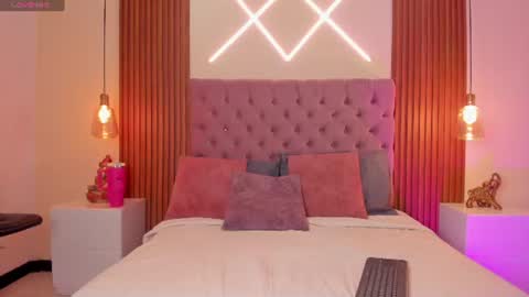 Snapshot of sophia_turneer chatting on June 25, 6:07 am sophia_turneer online show from June 25, 6:07 am