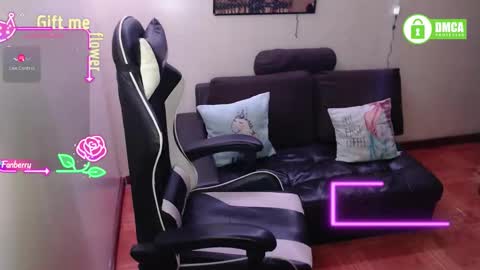 sophiaa_vega_ online show from February 9, 10:30 am