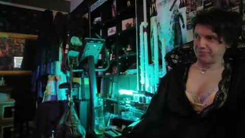 Snapshot of sophie198013 chatting on June 16, 10:56 pm Sophie Satin1980 online show from June 16, 10:56 pm