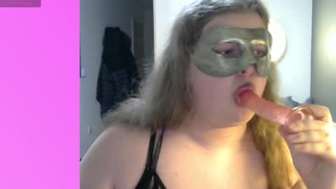 Snapshot of sophie9lives chatting on December 18, 11:19 pm BimboSophie online show from December 18, 11:19 pm
