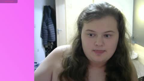 Snapshot of sophie9lives chatting on December 19, 2:23 am BimboSophie online show from December 19, 2:23 am