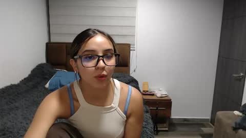sophie_fox2 online show from May 21, 11:56 pm