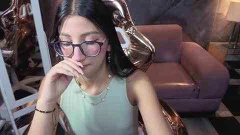 Snapshot of sophie_jones_b chatting on February 12, 12:44 pm sophie_jones_b online show from February 12, 12:44 pm