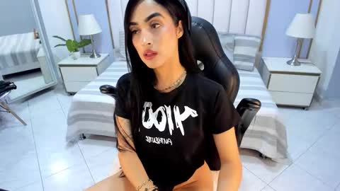 Snapshot of sophie_nolie chatting on February 21, 12:28 pm Sophi online show from February 21, 12:28 pm