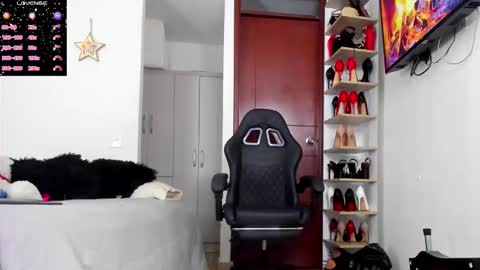 sophiebaker__ online show from December 22, 1:57 am