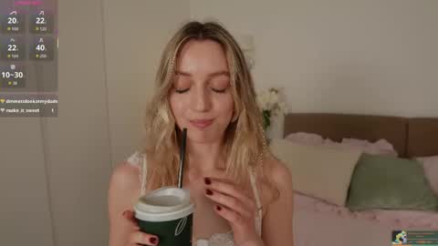 Snapshot of sophiebelll chatting on June 6, 11:26 am sophiebelll online show from June 6, 11:26 am