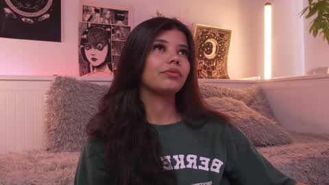 Snapshot of sophiee_art chatting on May 13, 7:00 pm Sophiee online show from May 13, 7:00 pm