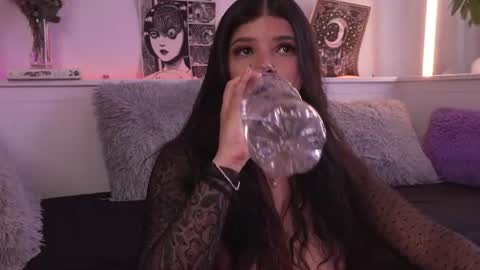 Snapshot of sophiee_art chatting on June 17, 7:26 pm Sophiee online show from June 17, 7:26 pm