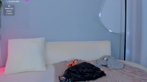 Snapshot of sophiee_s chatting on May 19, 11:44 pm Sophie online show from May 19, 11:44 pm