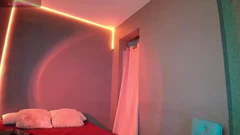 sophiejuicy_ online show from December 4, 6:01 am