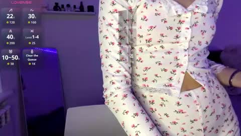 Snapshot of sophielainee chatting on April 26, 7:00 pm citygirl my face is 10 my body tea everything on me natural im petiteee online show from April 26, 7:00 pm