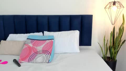 sophieturner_mg online show from December 5, 7:10 pm