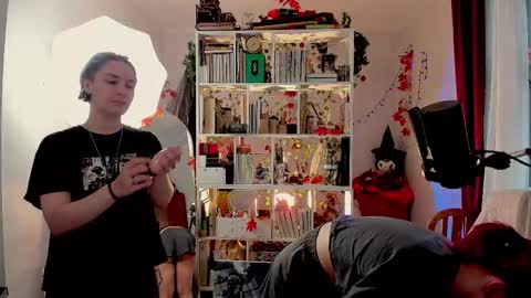 Leah online show from November 4, 1:43 pm