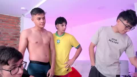 Snapshot of space_boys18 chatting on June 19, 7:28 pm Gabo Lucas and Justin online show from June 19, 7:28 pm