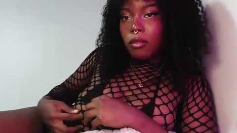 Snapshot of sparklingsoleil chatting on November 20, 2:28 pm Soleil online show from November 20, 2:28 pm