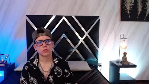 spencerm_ online show from December 1, 7:52 pm