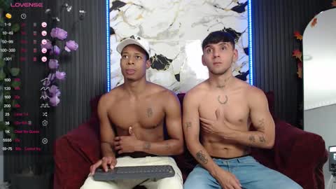 Snapshot of spicyboys_ chatting on December 3, 8:29 pm online show from December 3, 8:29 pm