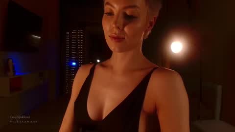 Elizabeth online show from October 12, 4:39 pm