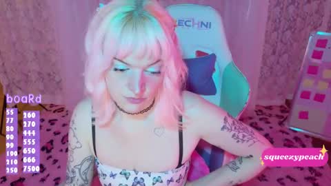Snapshot of squeezypeach chatting on September 25, 10:35 pm squeezypeach online show from September 25, 10:35 pm