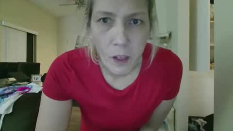 Snapshot of squirtingduo chatting on December 5, 2:09 am SquirtingDuo online show from December 5, 2:09 am