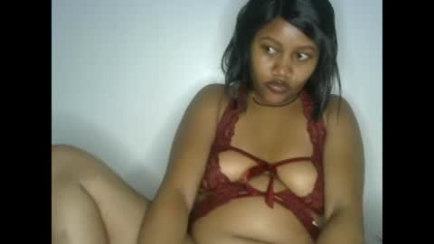 Snapshot of squirtqueen333 chatting on December 3, 10:39 am shana online show from December 3, 10:39 am