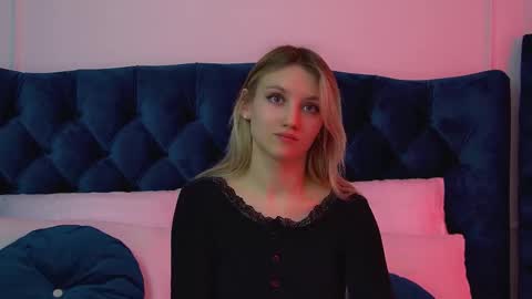 Snapshot of stacyevancesss chatting on February 19, 7:15 am StacyEvances online show from February 19, 7:15 am