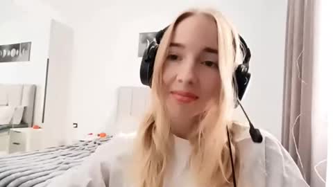 Snapshot of stacyscholle chatting on February 6, 6:29 am Mila online show from February 6, 6:29 am