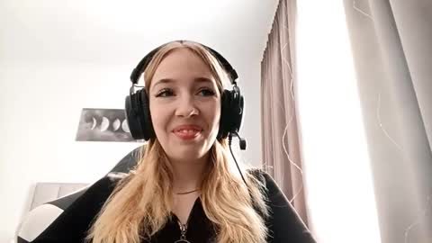 Snapshot of stacyscholle chatting on February 15, 6:10 am Mila online show from February 15, 6:10 am