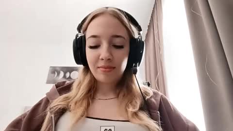 Snapshot of stacyscholle chatting on February 16, 6:09 am Mila online show from February 16, 6:09 am