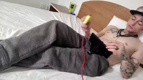 Snapshot of staightupdownbad chatting on February 11, 12:43 pm Straightupdownbad online show from February 11, 12:43 pm