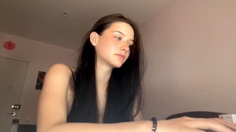 Snapshot of starlabieler chatting on June 9, 9:32 am Lola online show from June 9, 9:32 am
