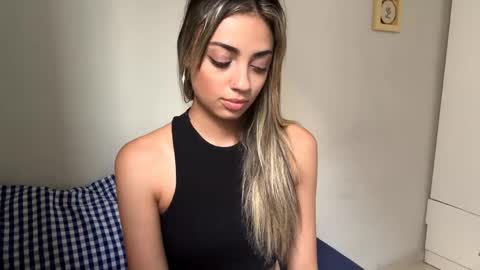 Mia online show from April 18, 8:20 pm