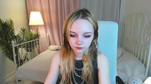 Snapshot of staymonica chatting on October 5, 1:20 pm MONICA online show from October 5, 1:20 pm