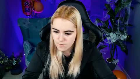 stef_nicks online show from October 26, 5:13 am