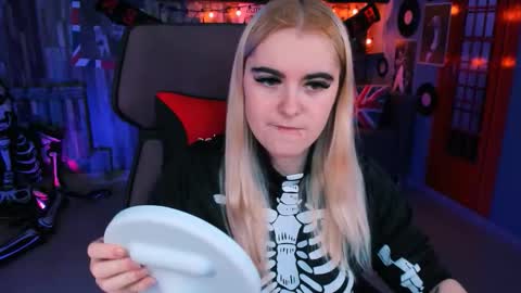 stef_nicks online show from October 31, 9:10 am