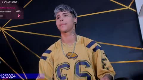 Snapshot of stefan_wonder_ chatting on December 31, 2:36 pm Wonder online show from December 31, 2:36 pm