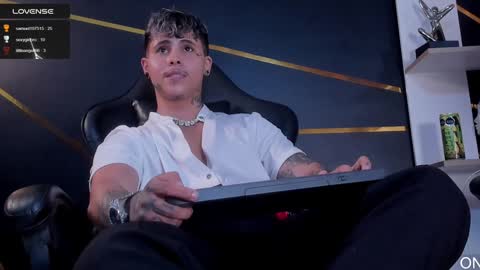 Snapshot of stefan_wonder_ chatting on February 8, 8:42 pm Wonder online show from February 8, 8:42 pm