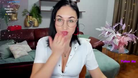 Snapshot of stefanawinter chatting on January 19, 11:14 am StefanaWinter online show from January 19, 11:14 am