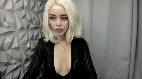 Snapshot of stefanylangkat chatting on April 9, 8:20 am Jane online show from April 9, 8:20 am