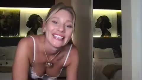 Stella online show from October 22, 4:18 pm