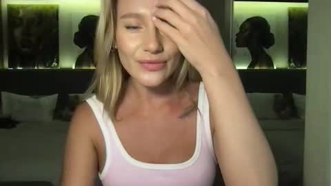 Stella online show from October 25, 1:07 pm