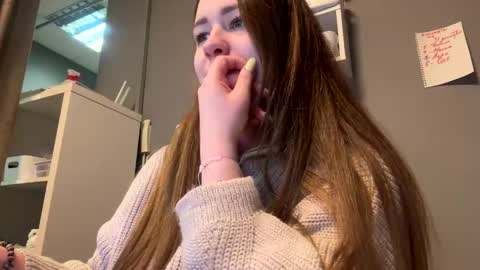 Snapshot of steph_sweet chatting on December 25, 12:37 am Emma online show from December 25, 12:37 am